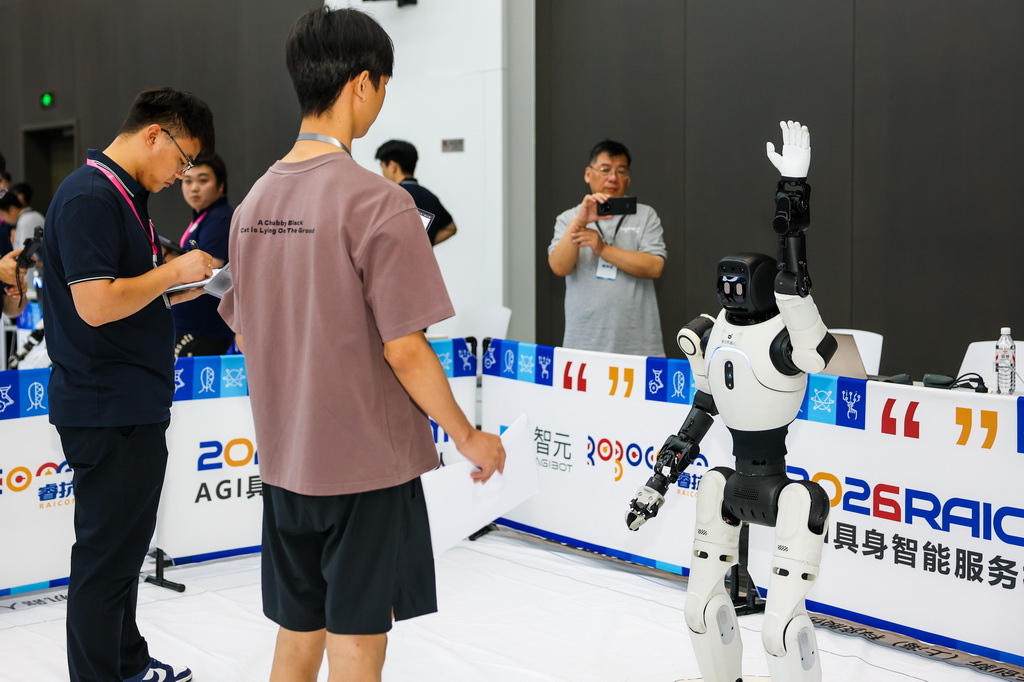 8月14日,在杭州市臨平區國家卓越工程師實踐基地,參賽選手(左二)在睿抗機器人開發者大賽CAIM-智元具身服務機器人賽題智慧養老組比賽中。