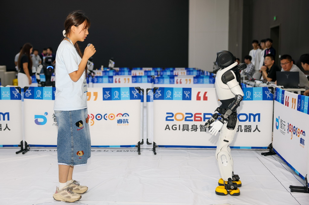 8月14日,在杭州市臨平區國家卓越工程師實踐基地,參賽選手在睿抗機器人開發者大賽CAIM-智元具身服務機器人賽題智慧養老組比賽中。