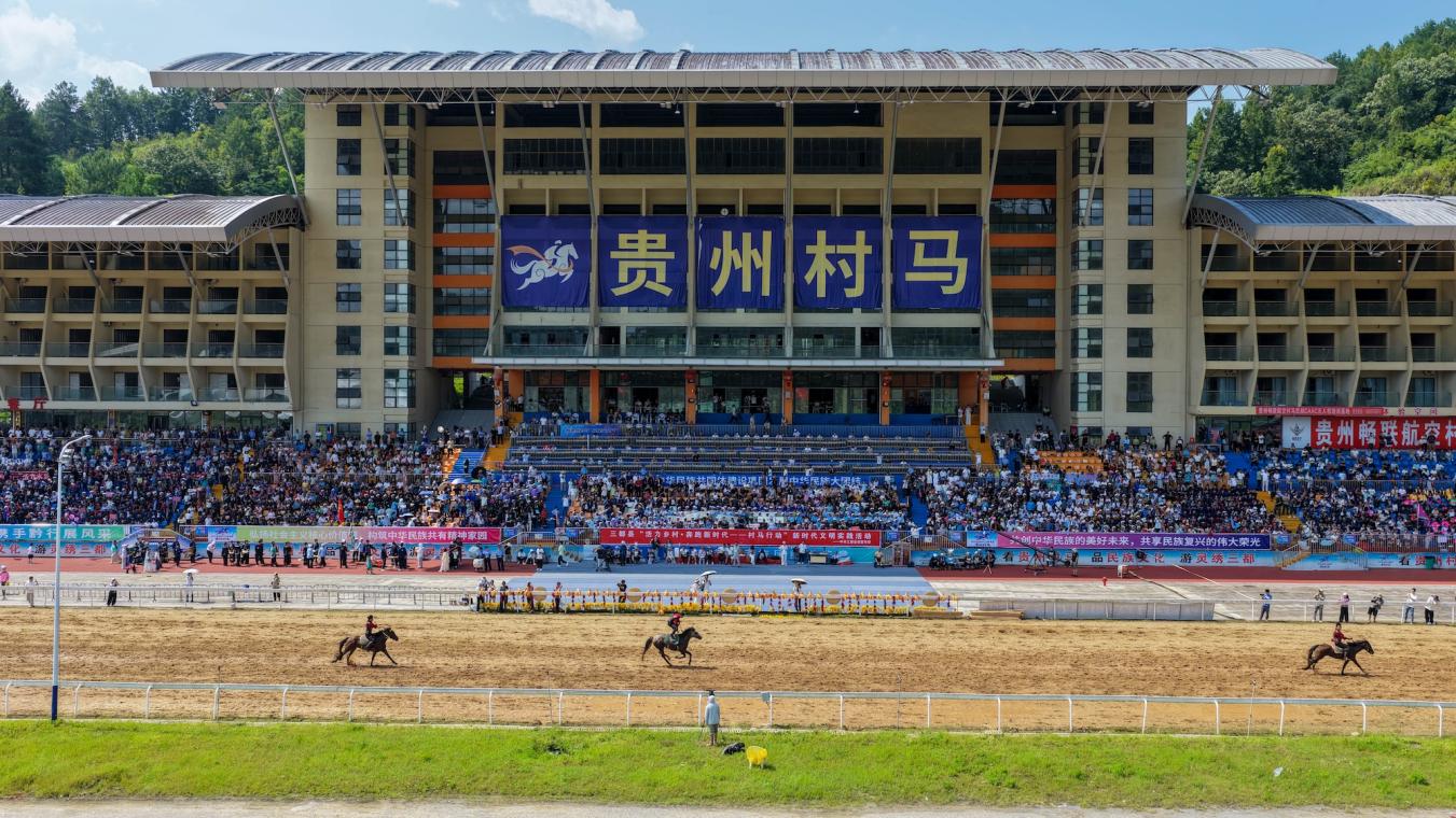 “贵州村马”吸引了大量观众前来观赛。人民网记者 张武军摄