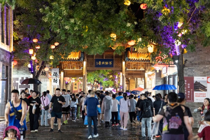夜晚热闹非凡的忻州古城。王剑摄