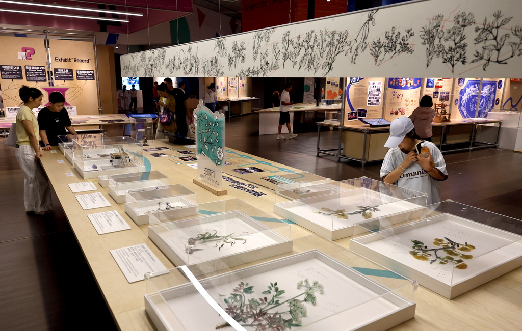 8月18日，参观者在“从零到无穷 科技馆展品诞生记”展厅内观看展品。
