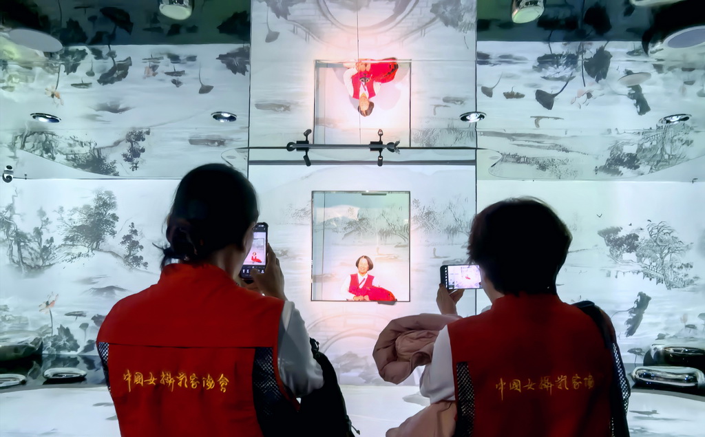 会员在艺云数字艺术中心打卡拍照。郝媛卓 摄