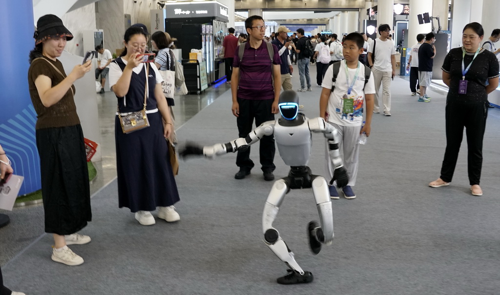 8月19日,一台机器人为观众表演舞蹈。