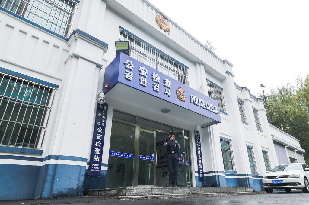 “冰凌花”女子警务队队长王紫涵使用对讲机调度当日勤务安排（8月18日摄）。