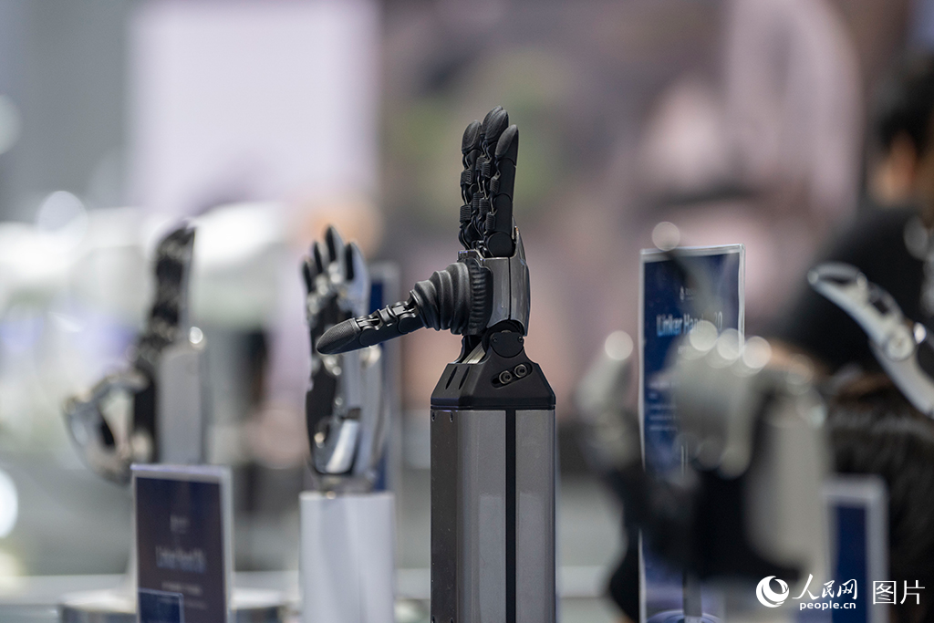 8月19日，世界机器人大会上展示的巧手机器人。