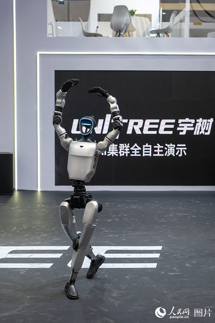 8月19日，在世界机器人大会，人形机器人现场展示跳芭蕾舞。
