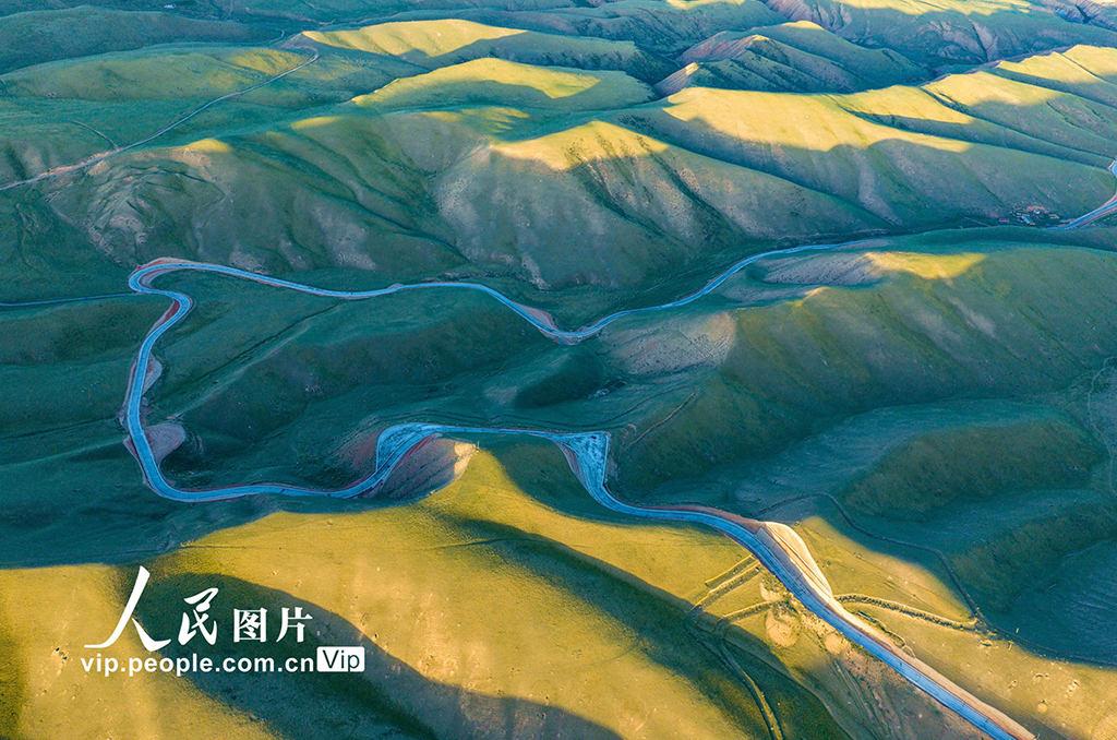 甘肅肅南：鄉村公路穿梭於崇山峻嶺