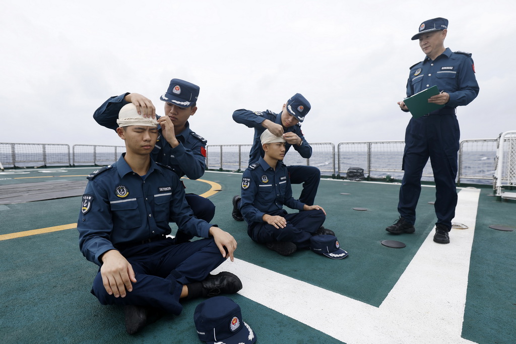 8月17日，海陵舰执法员在甲板进行自救互救训练。