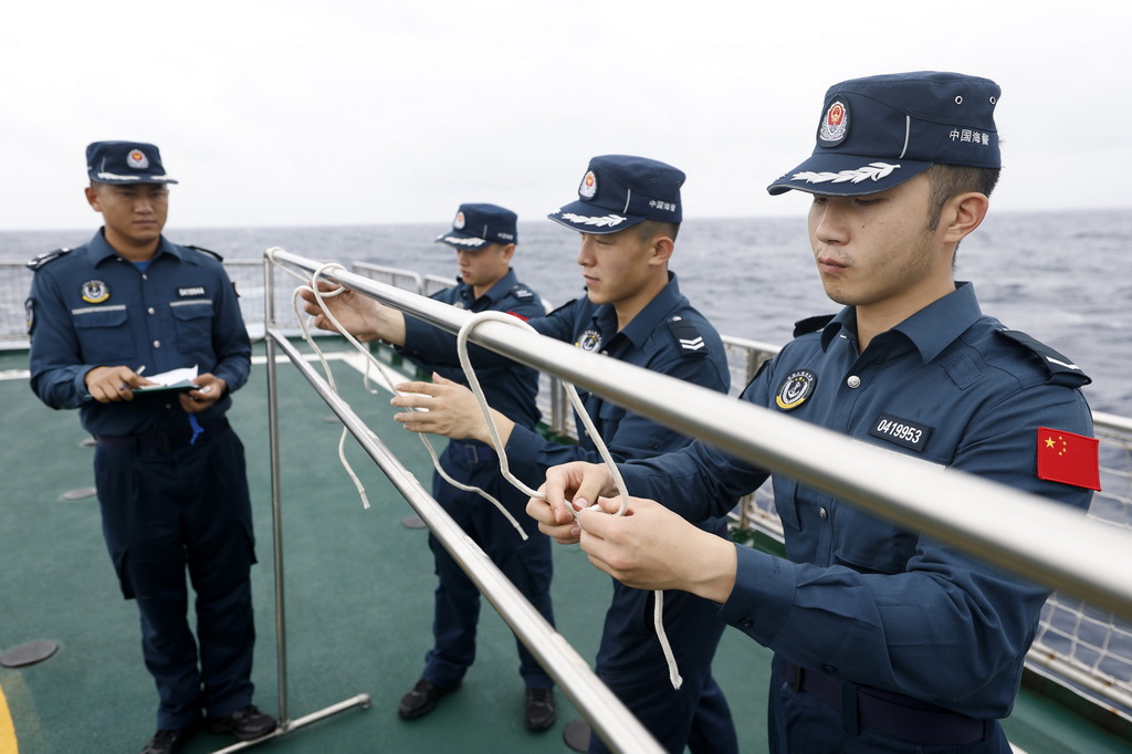 8月17日，海陵舰执法员在甲板进行打绳结训练。