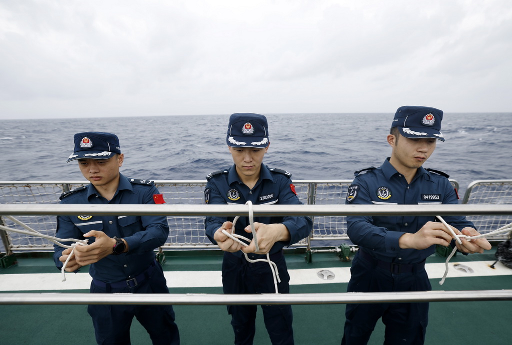 8月17日，海陵舰执法员在甲板进行打绳结训练。