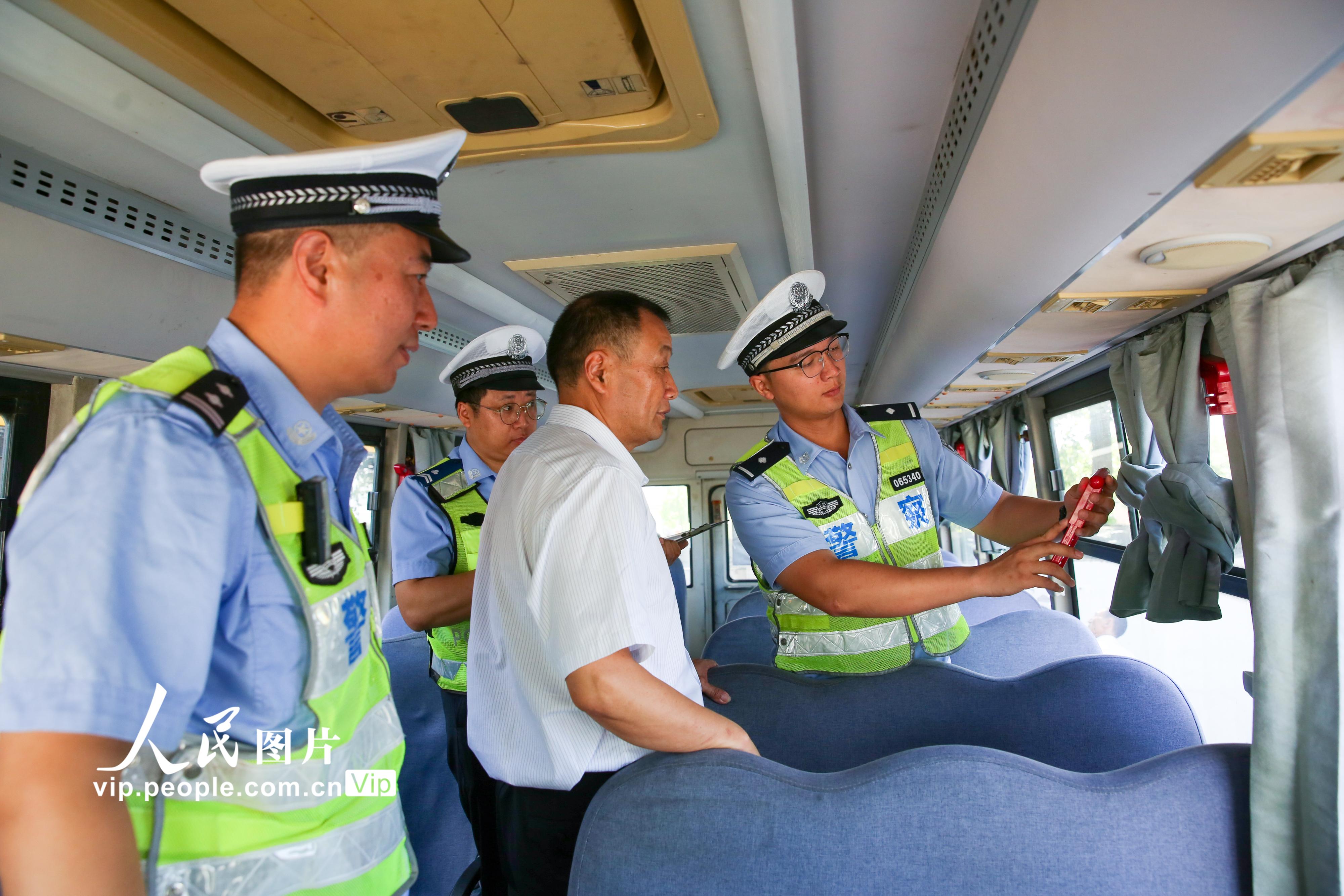 2026年8月24日，江苏省如皋市公安局开发区交警中队的民警在一校车服务企业对校车进行安全检查。徐慧摄（人民图片网）