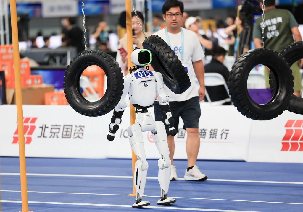 8月24日，天卓队机器人在400米障碍赛中通过“摆动轮胎阵”障碍。新华社记者 许雅楠 摄