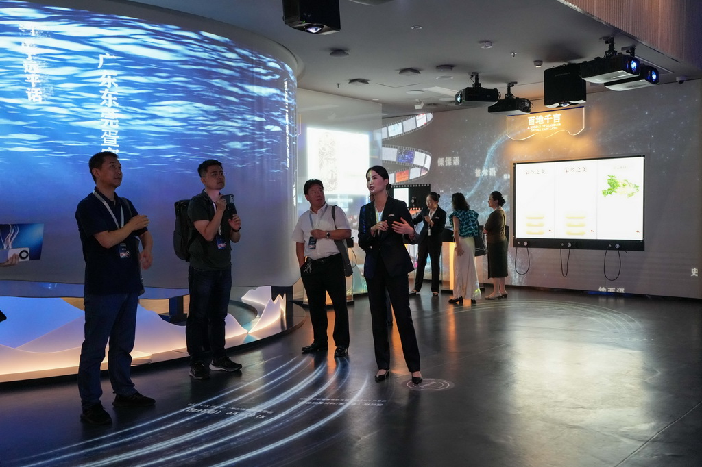 8月24日，观众在中国语言资源保护工程成果展示馆参观。