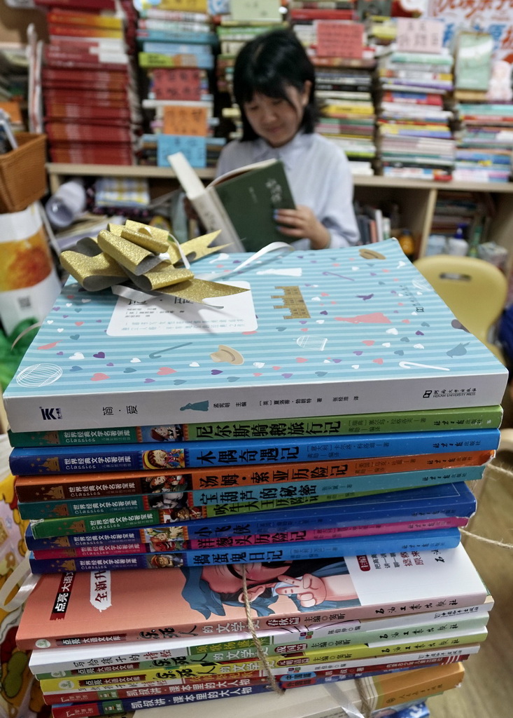 8月25日在金橙子众享驿站内拍摄的市民和企业捐赠的图书。