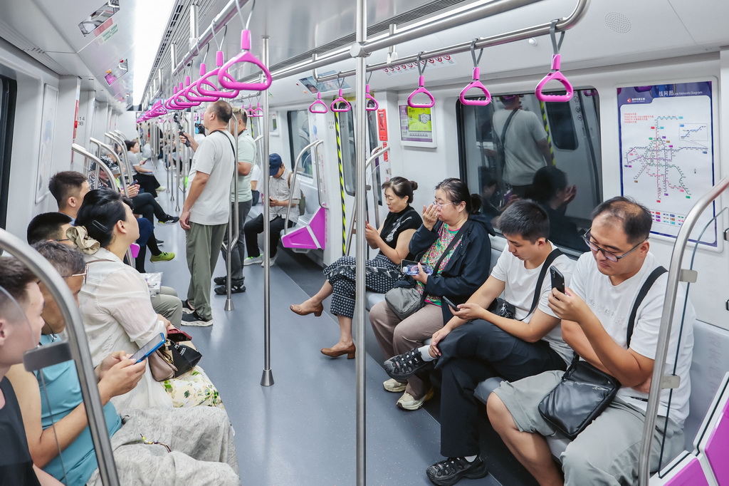8月26日，市民搭乘长春地铁7号线出行。