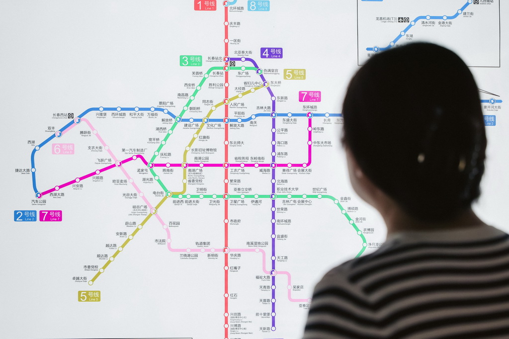 8月26日，市民在长春地铁7号线赛得广场站查看长春轨道交通线网图。