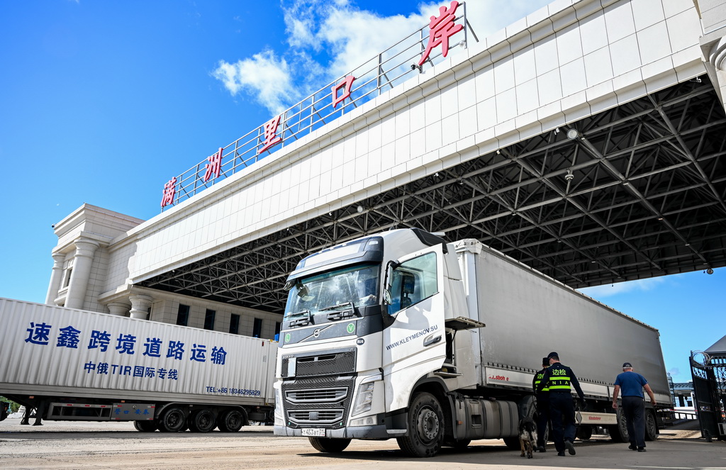 8月26日在满洲里公路口岸拍摄的入境货车。