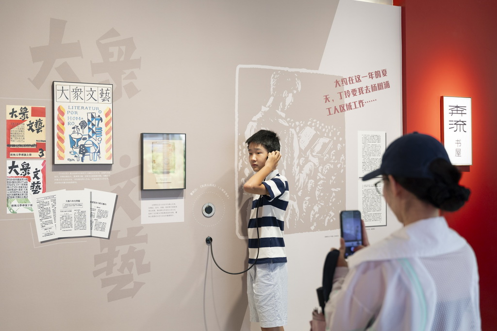 8月27日，观众在上海文学馆体验聆听文学片段。