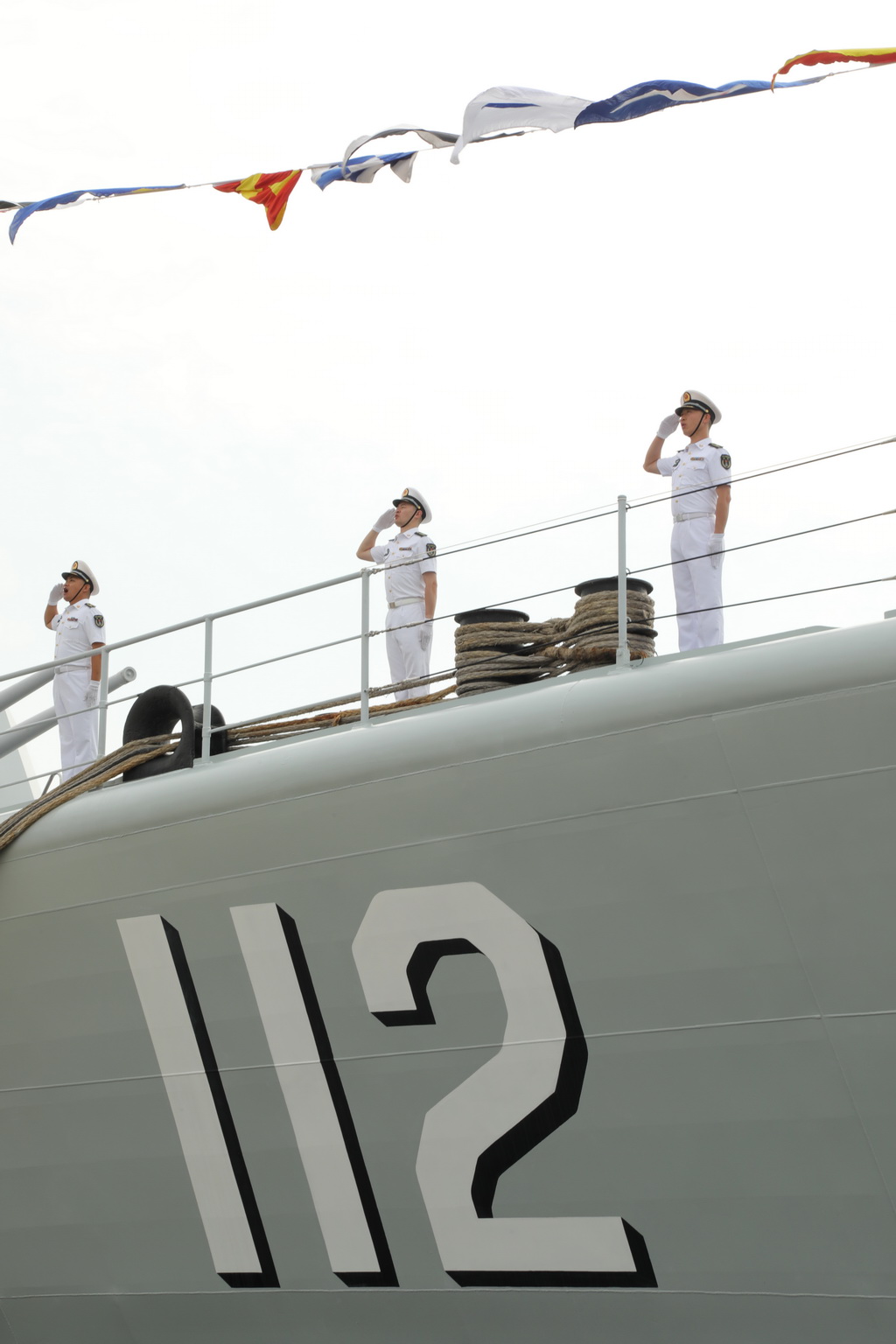 8月28日，被譽為“中華第一艦”的我國第二代國產導彈驅逐艦首艦112艦在青島某軍港退出現役。這是官兵分區列隊高唱國歌。新華社記者 李秉宣 攝