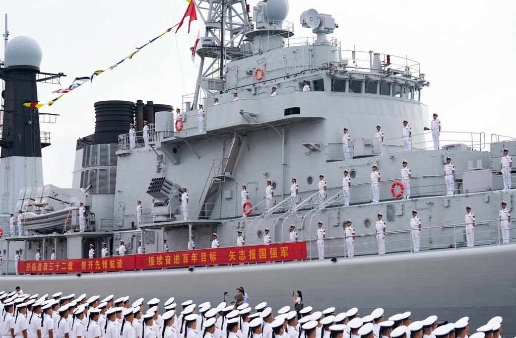 8月28日，被譽為“中華第一艦”的我國第二代國產導彈驅逐艦首艦112艦在青島某軍港退出現役。新華社記者 李杰 攝