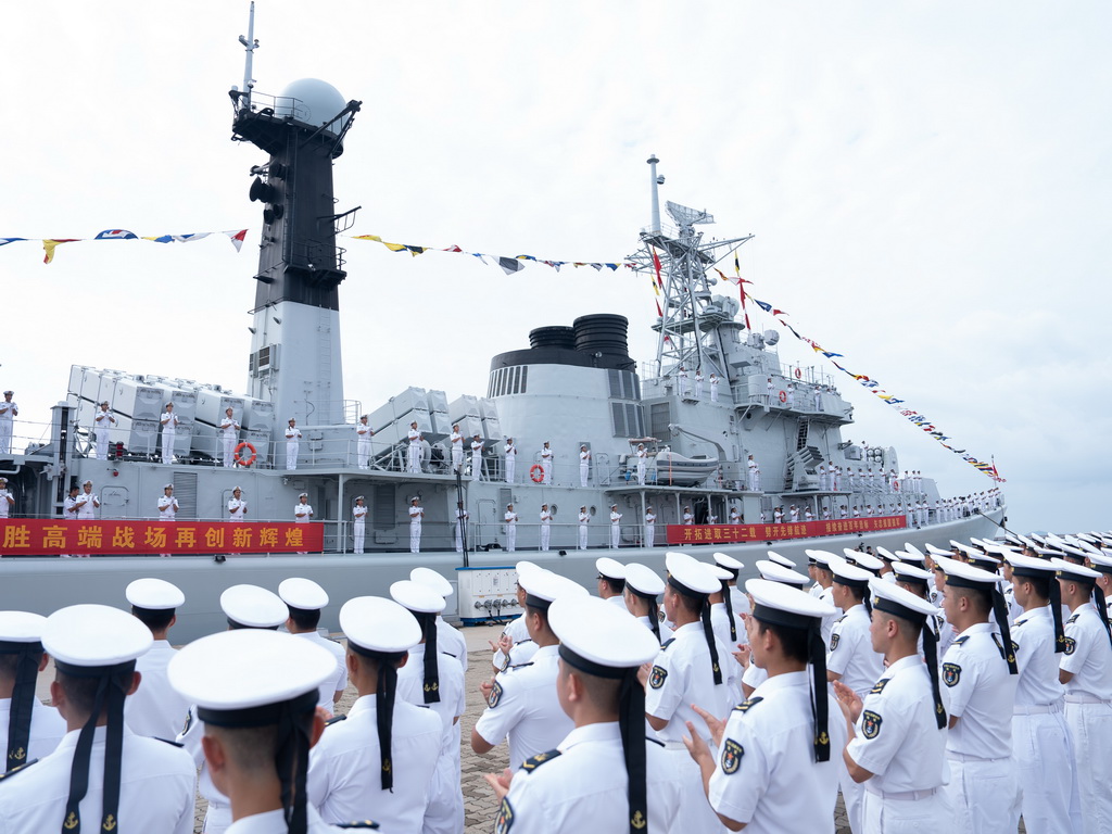 8月28日，被譽為“中華第一艦”的我國第二代國產導彈驅逐艦首艦112艦在青島某軍港退出現役。新華社記者 李杰 攝