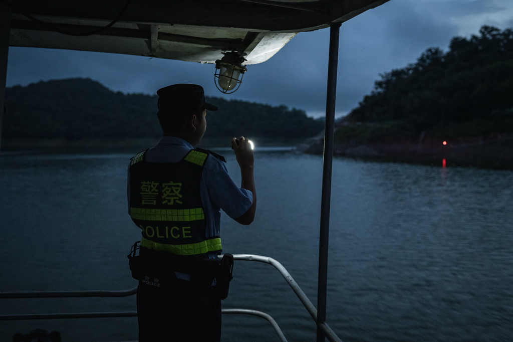 8月30日清晨，民警查看渡船附近水域情况。
