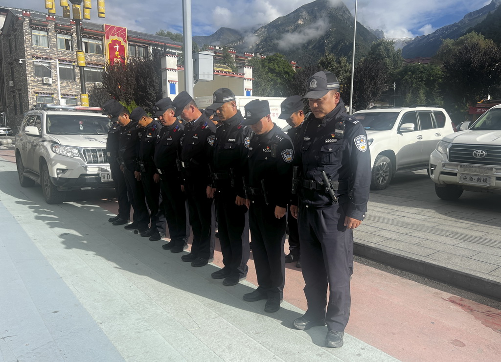 9月1日，公安干警在吉隆镇街头默哀。新华社记者 旦增尼玛曲珠 摄