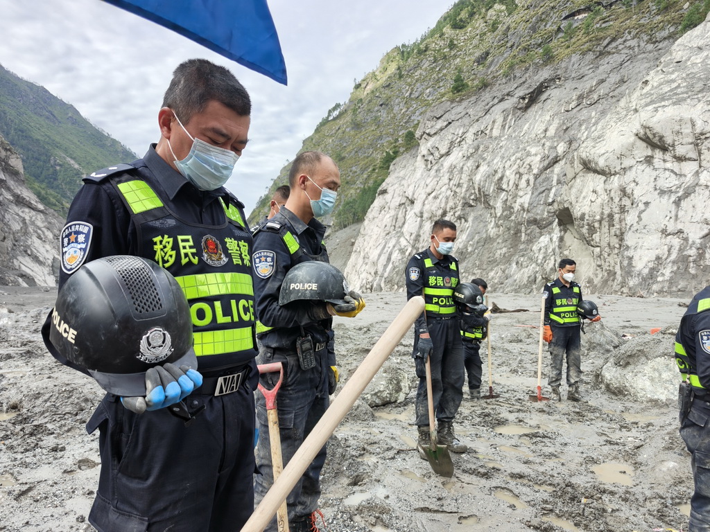 9月1日，救援人员在救灾最前沿的口岸区域默哀。新华社记者 晋美多吉 摄
