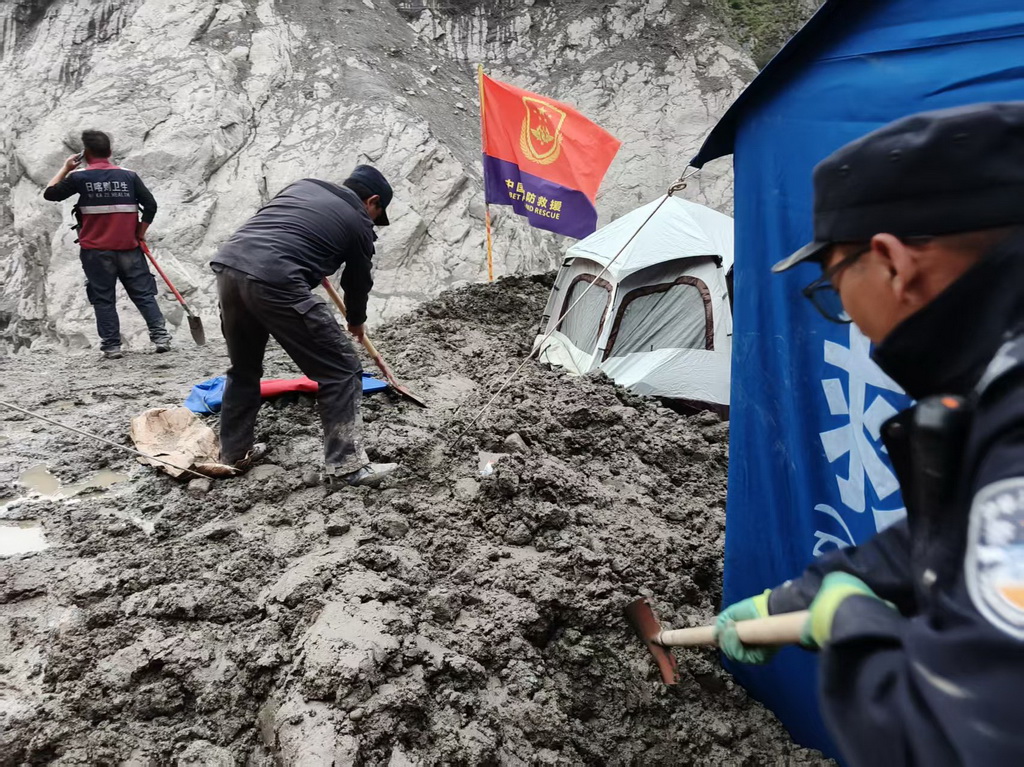 8月31日，入夜前，救援人员在原吉隆口岸附近平整地面、搭建帐篷。