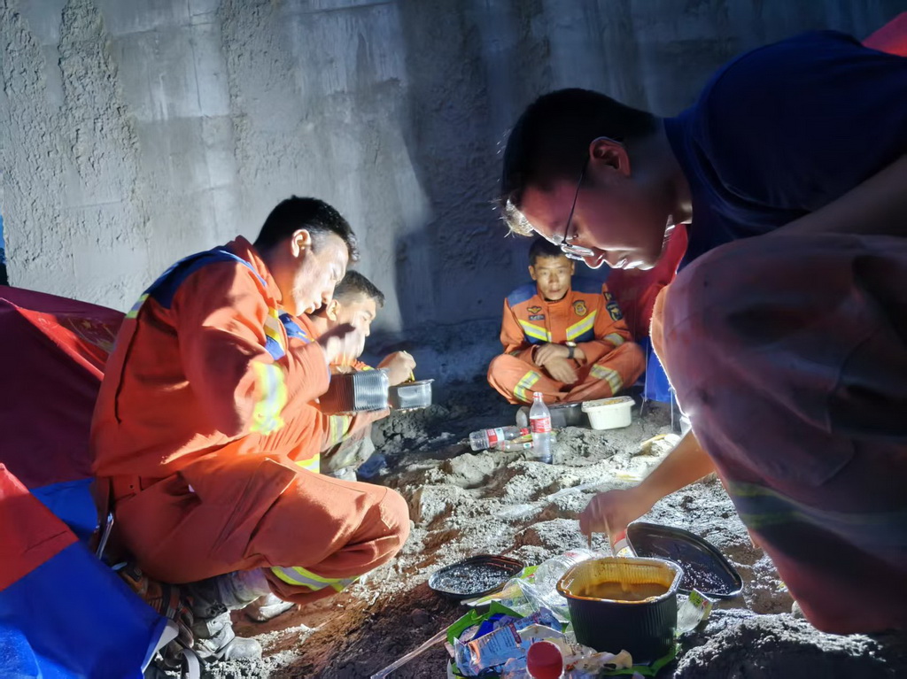 8月31日，搭好帐篷后，搜救人员吃上了当天的第一顿“正餐”。