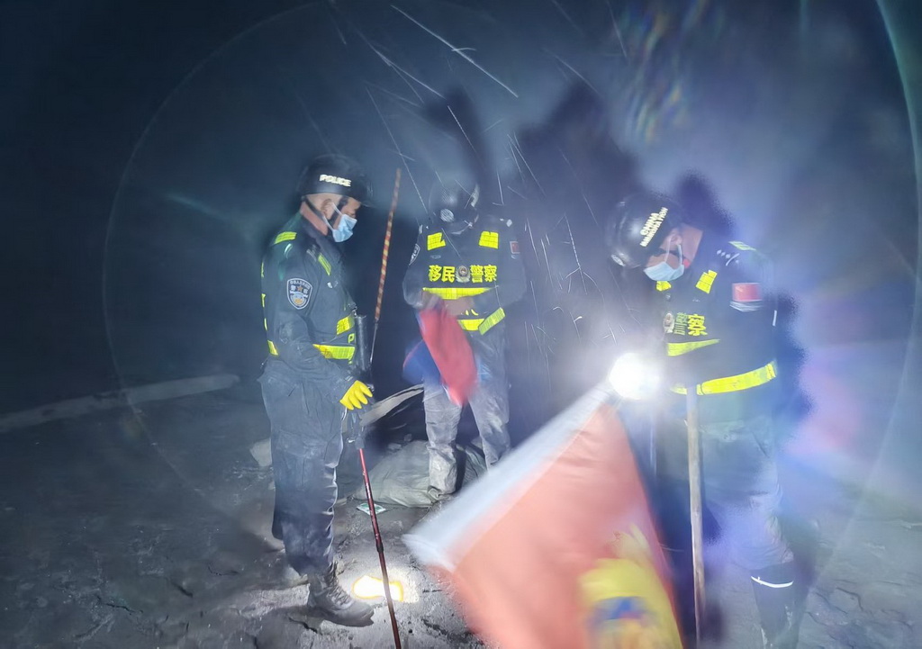8月31日，几位移民警察在风雨中收旗，以免旗帜被大风刮倒。