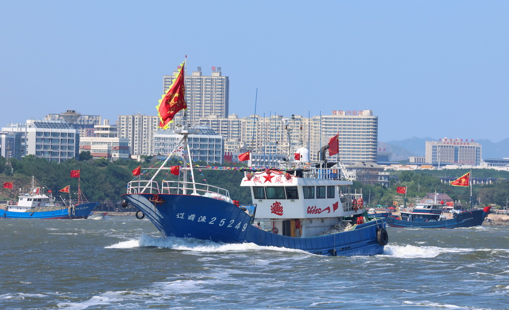 9月1日，渔船驶出辽宁省兴城市小坞渔港码头出海作业。