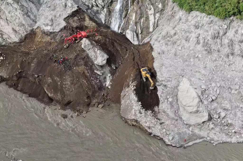 这是9月1日拍摄的道路抢通现场（无人机照片）。新华社记者 姜帆 摄