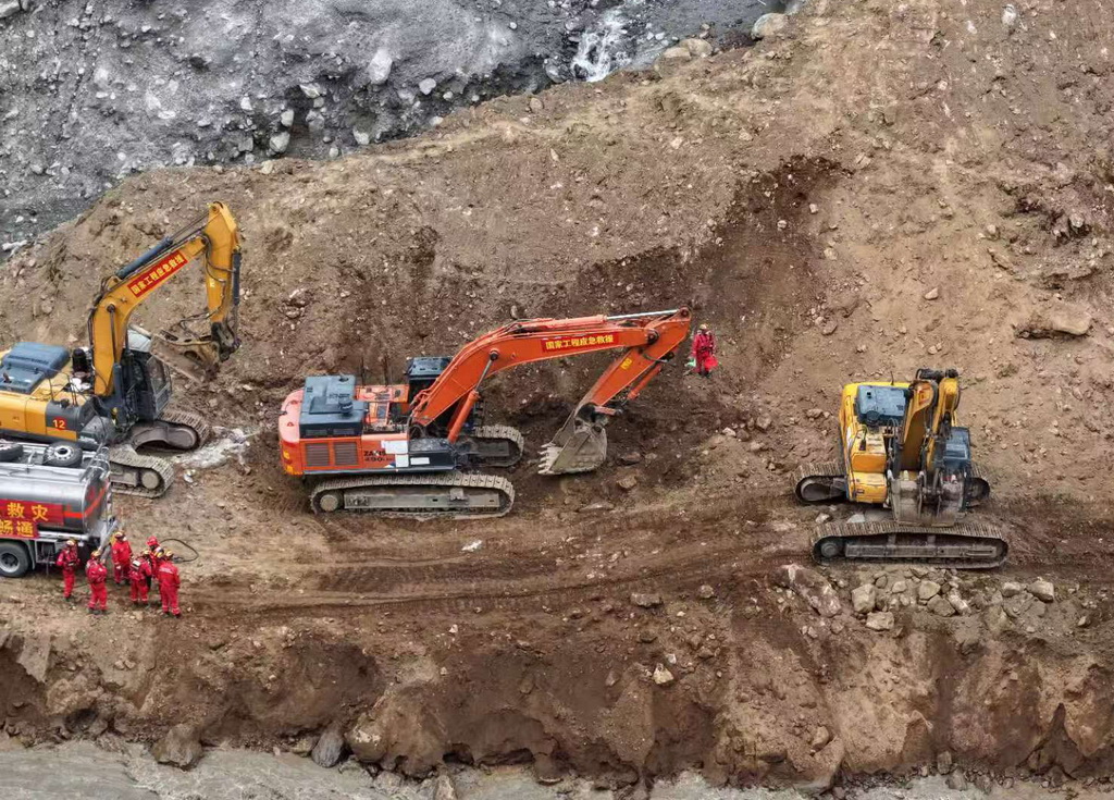 这是9月1日拍摄的道路抢通现场（无人机照片）。新华社记者 姜帆 摄