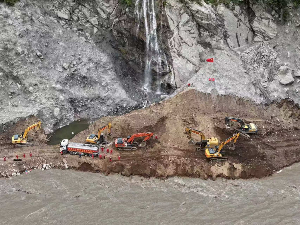 这是9月1日拍摄的道路抢通现场（无人机照片）。新华社记者 姜帆 摄