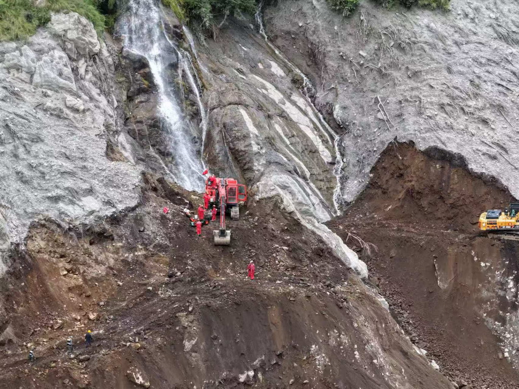 这是9月1日拍摄的道路抢通现场（无人机照片）。新华社记者 姜帆 摄