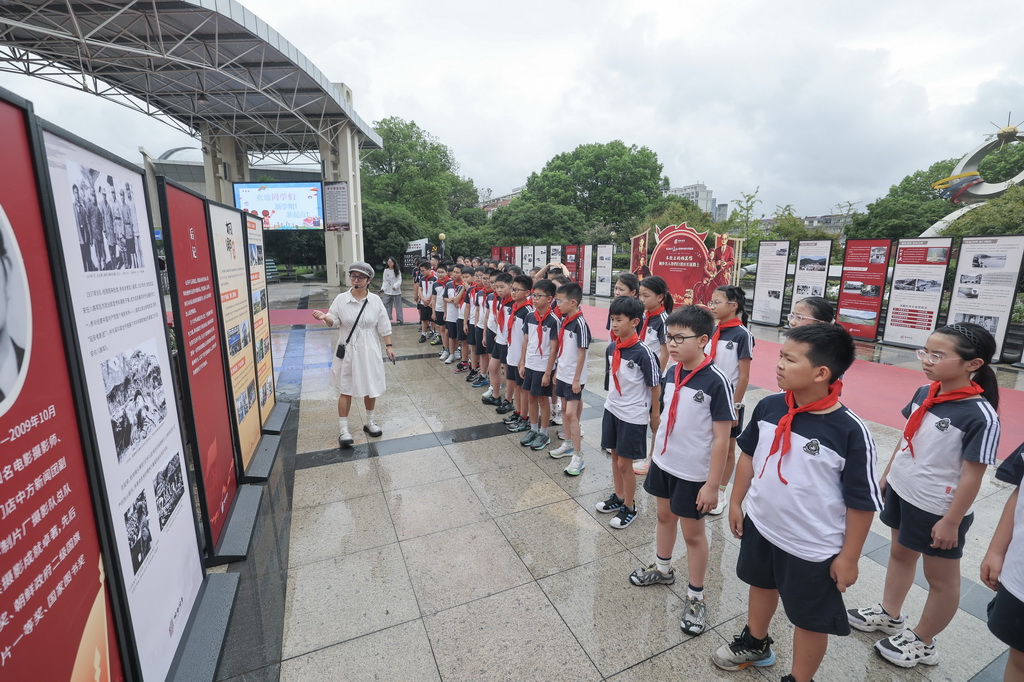9月2日，桐乡市振东小学的师生在参观“车轮上的档案馆”进校园史料展览。
