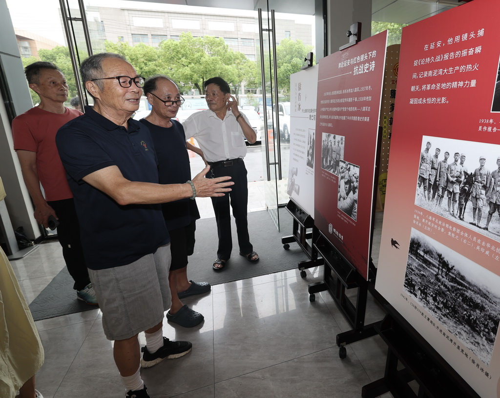 9月2日，桐乡市振东社区的居民在参观“车轮上的档案馆”徐肖冰抗战摄影作品展。