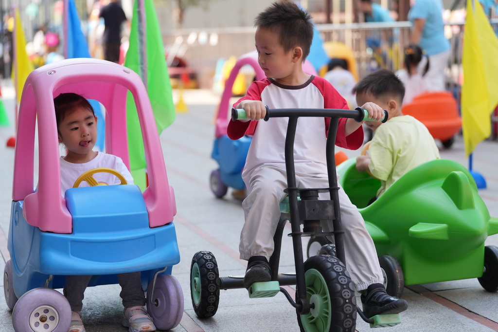 9月2日，幼兒們在北京九龍幼兒園參加托班戶外活動。