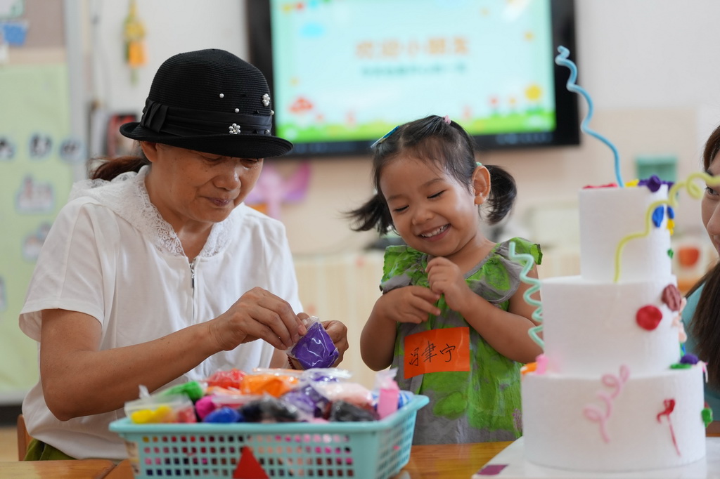 9月2日,在北京九龍幼兒園,一名幼兒在家長的陪伴下度過入園適應期。
