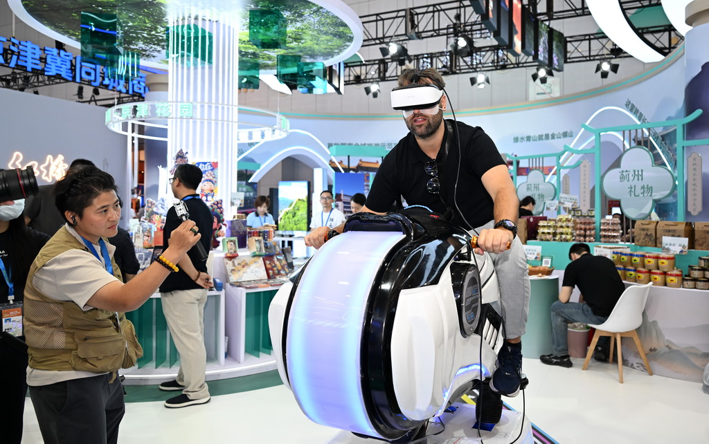 9月3日，一名来自意大利的参观者在博览会河海津韵天津展区体验VR动感摩托。新华社记者 孙凡越 摄