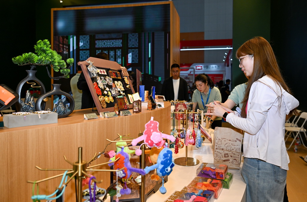 9月3日，观众在博览会恭王府博物馆展台挑选文创产品。新华社记者 孙凡越 摄