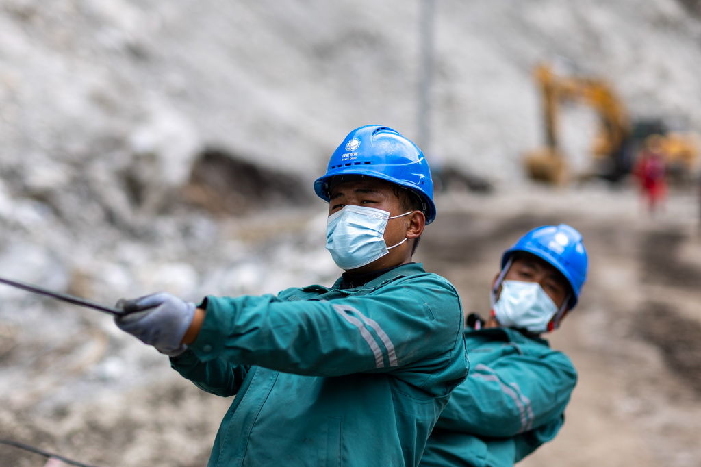 9月3日，在吉隆泥石流灾害核心区，电力工人在放导线。新华社记者 姜帆 摄
