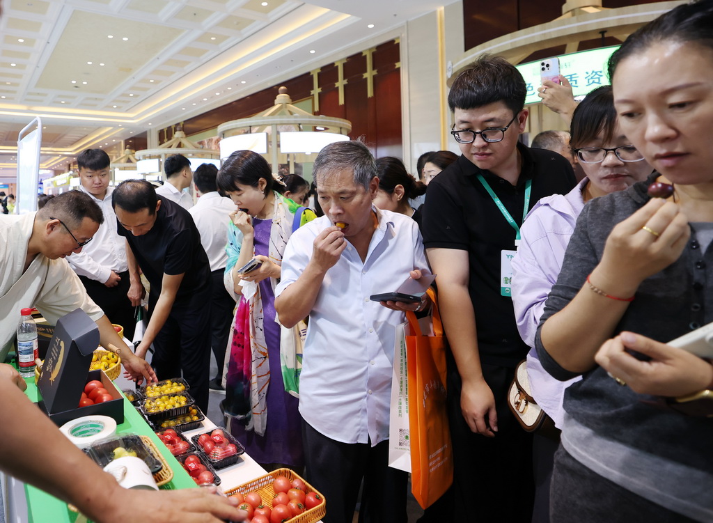 9月4日，参观者在第三十三届中国北京种业大会上品尝农产品。