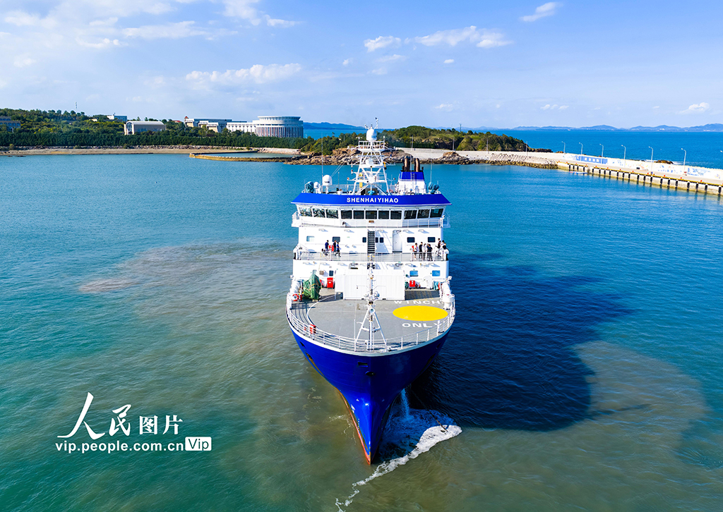 山东青岛：“深海一号”科考船搭载“蛟龙号”顺利启航【6】