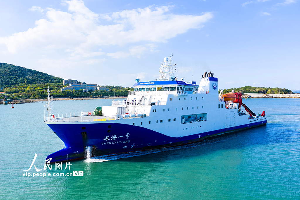 山东青岛：“深海一号”科考船搭载“蛟龙号”顺利启航【7】