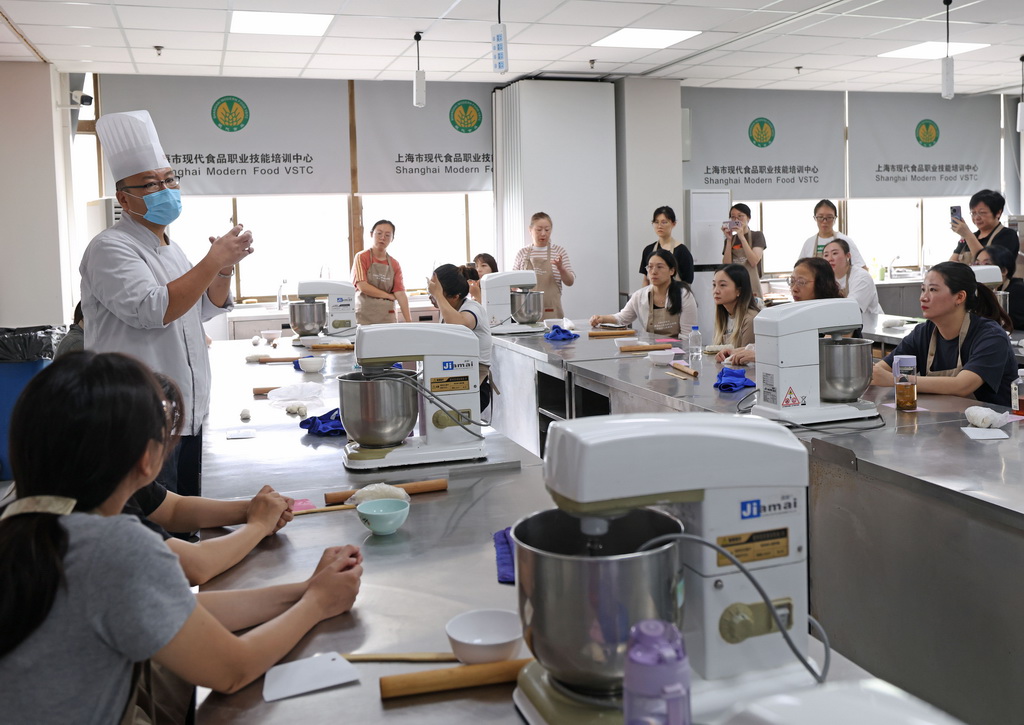 9月7日，在上海市现代食品职业技能培训中心教学点，上海市民日校的学员们在中式面点课上学习。