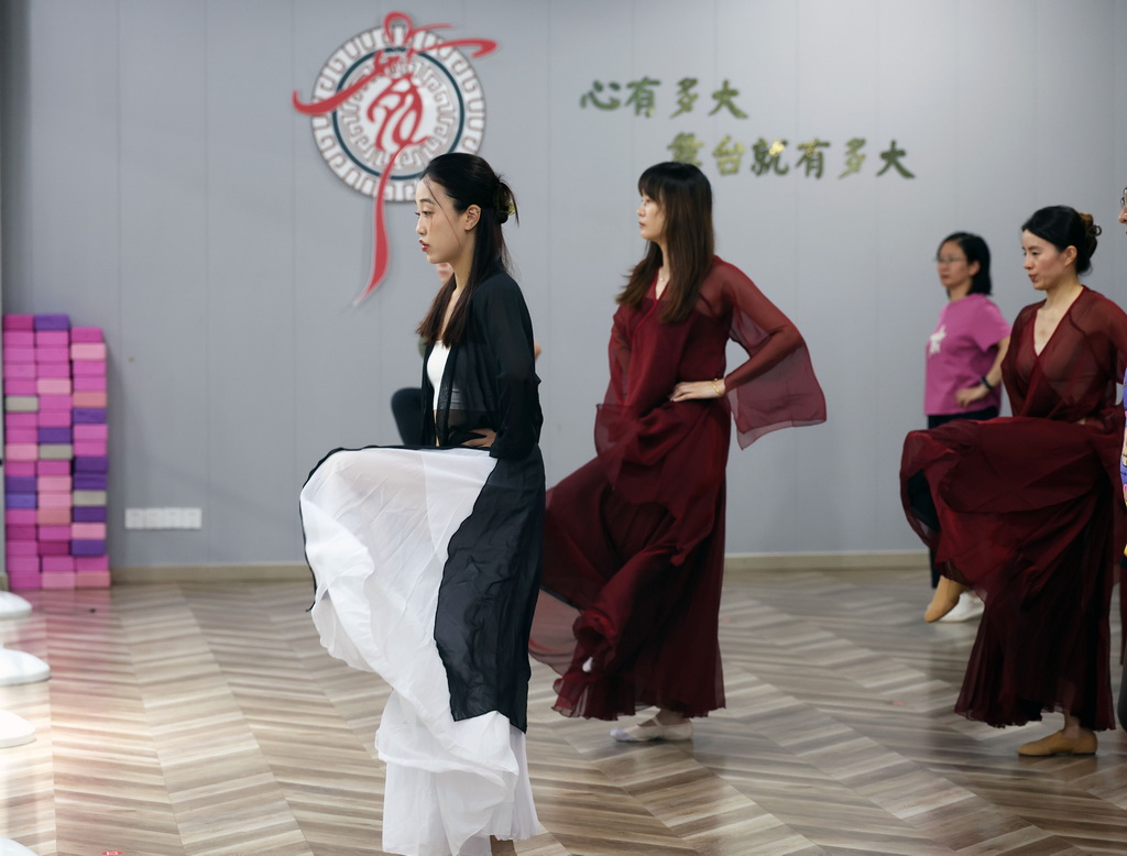 9月7日，在上海市闵行区新华专修学校教学点，上海市民艺术夜校的学员们上古风爵士课。
