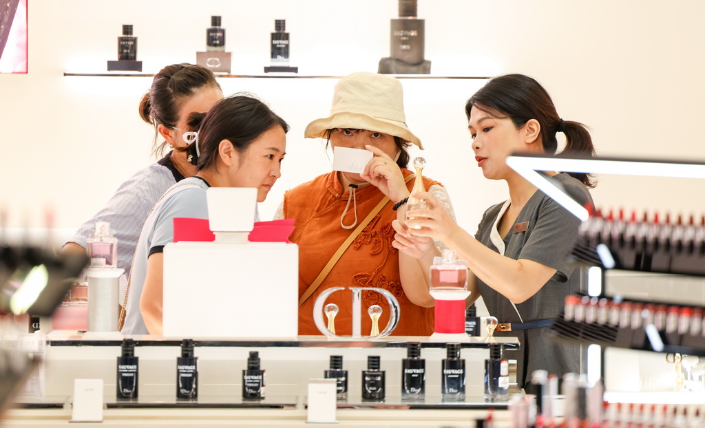 顾客在中免集团海口日月广场免税店选购商品（8月29日摄）。