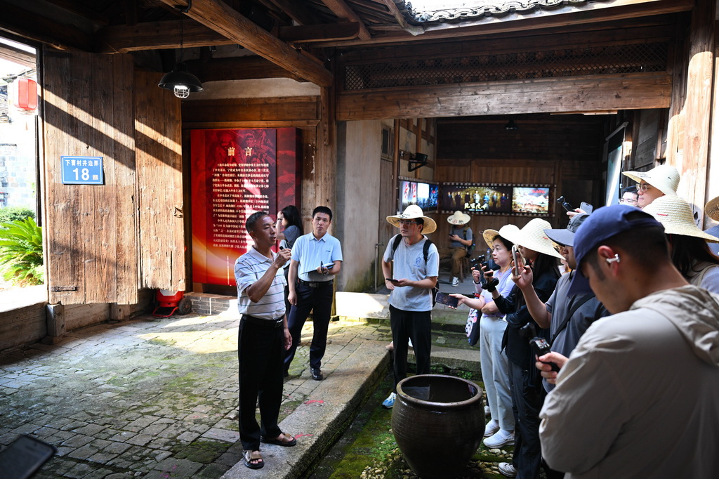 9月8日，在福建省宁化县曹坊镇下曹村的陈树湘演讲厅旧址——尔英公厅，湘江战役幸存者、老红军曾繁益的侄孙曾令传（左一）在讲述红色历史。